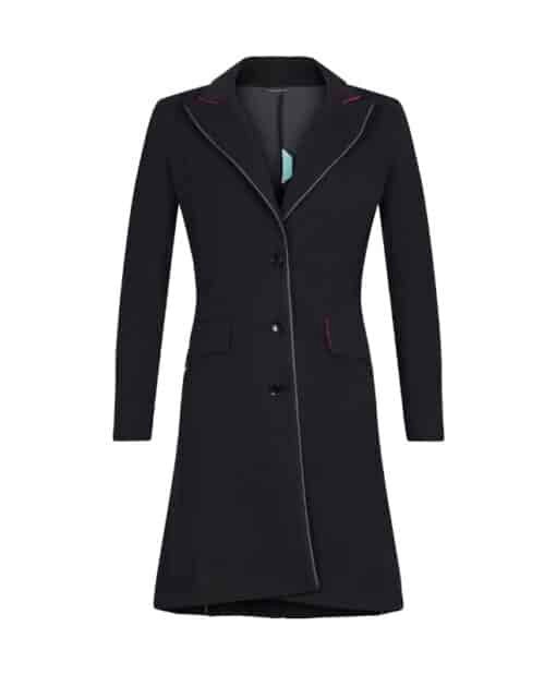 vue ghost de face du mandeau noir, avec son passepoil silver réfléchissant suivent la bordure, du col au bas du manteau, discret s'il n'est pas éclairé