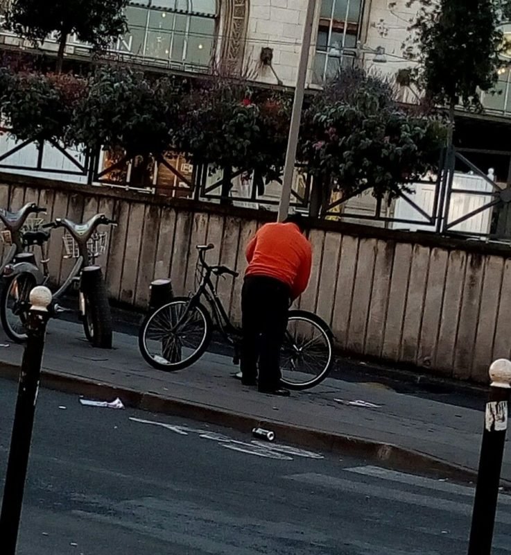 voleur de vélo à l'action : le cable de frein sert d'attache précaire à un poteau