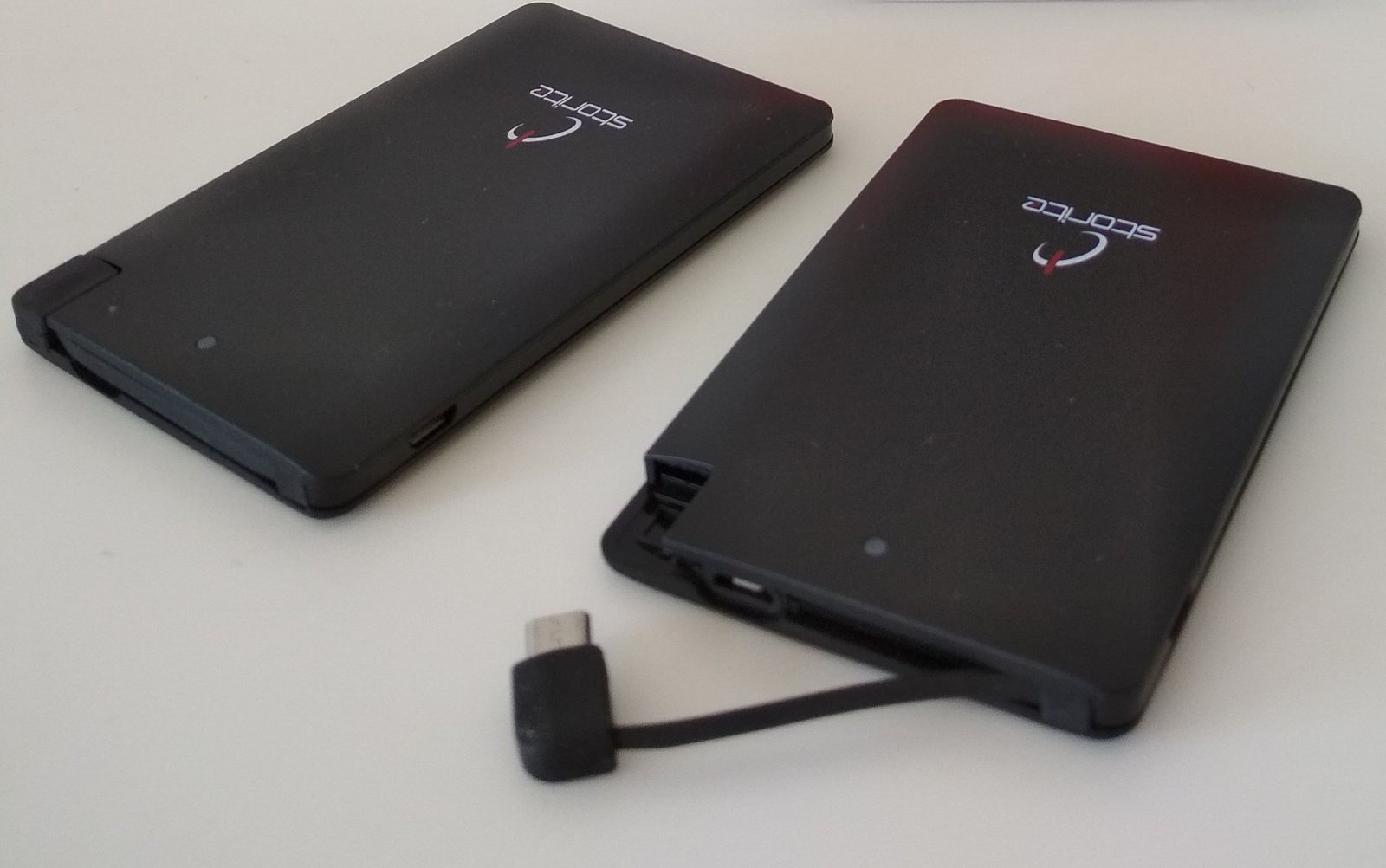 batterie de poche pour smartphone, vue du port USB et du cordon intégré pour recharger un accessoire rechargeable par USB