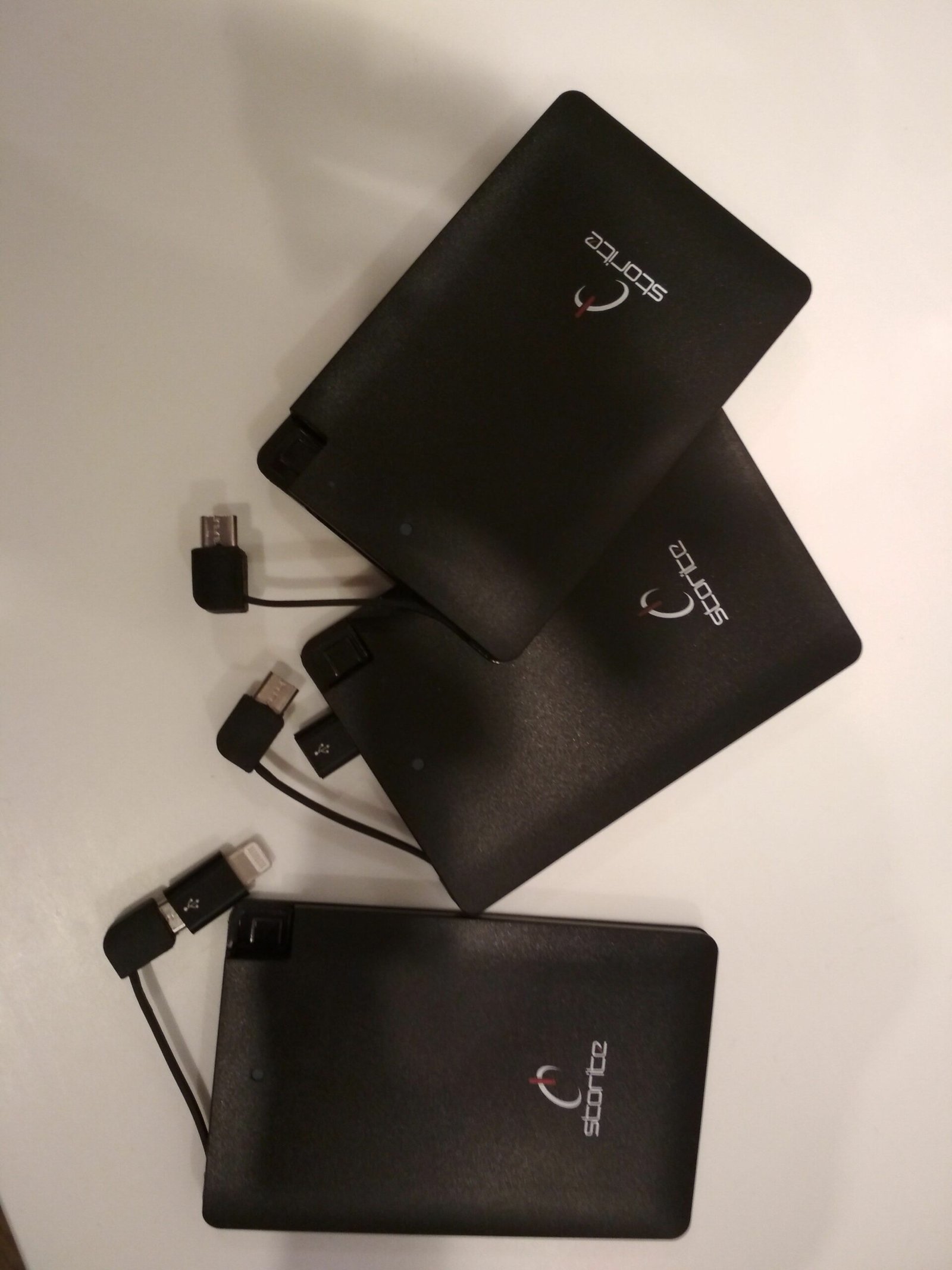 batterie de poche pour smartphone, cordon intégré pour recharger un accessoire rechargeable par USB et adaptateur iPHONE