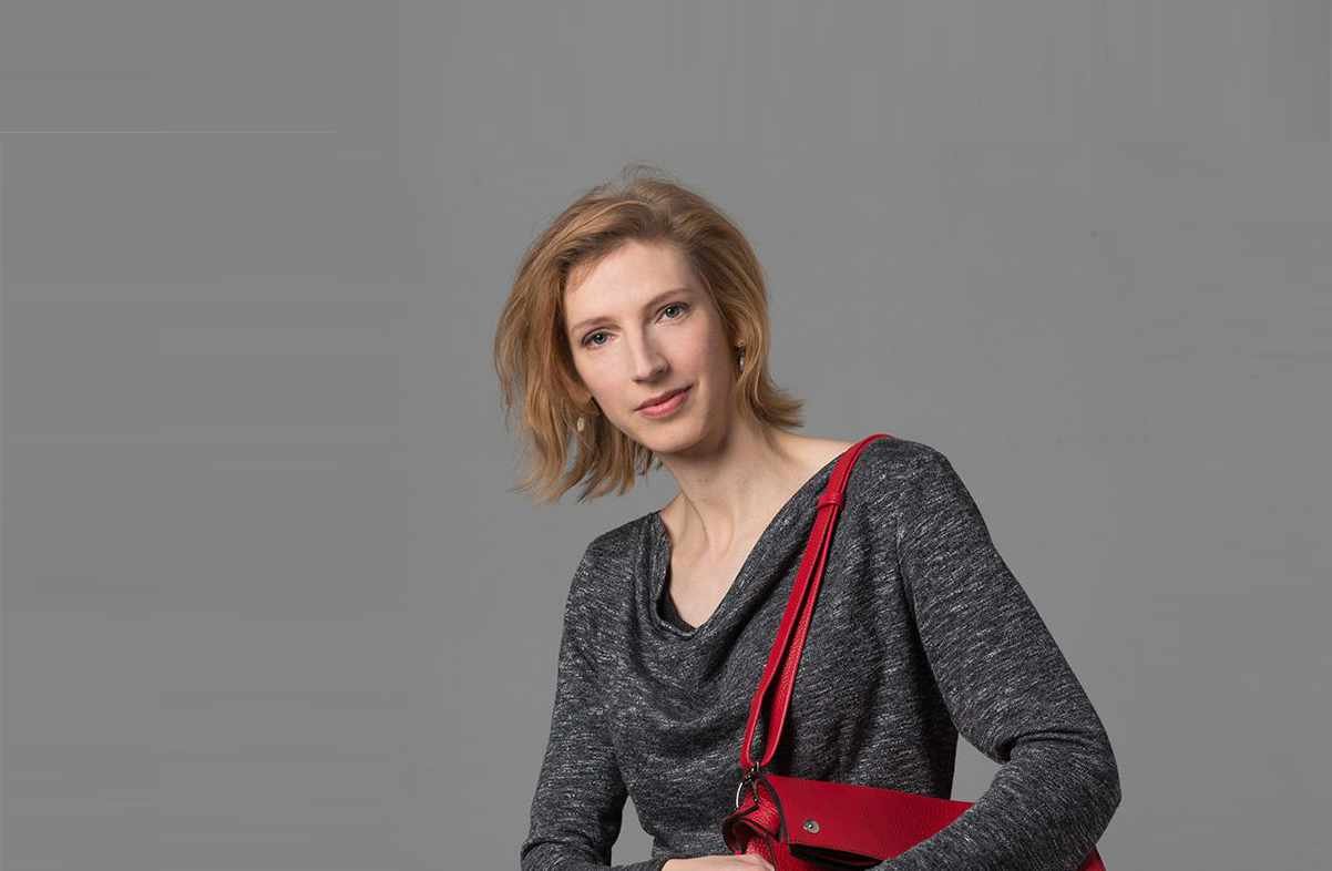 photo de la maroquinière de Cyclamelle, avec à l'épaule le 1e prototype du sac ARTEMISIA, rouge