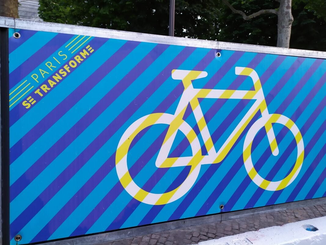 Paris se transforme - aménagements vélo sur les Champs Elysées