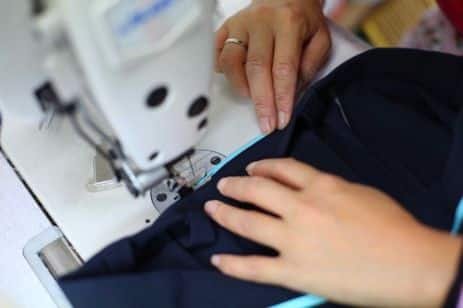 atelier local confectionnant les vêtements de protection vélo Made in Paris pour cyclistes élégantes