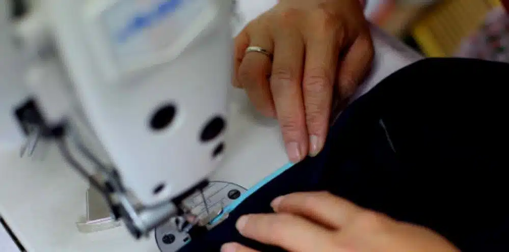 maison Cyclamelle : vue de l'atelier et d'une opération de couture sur le trench