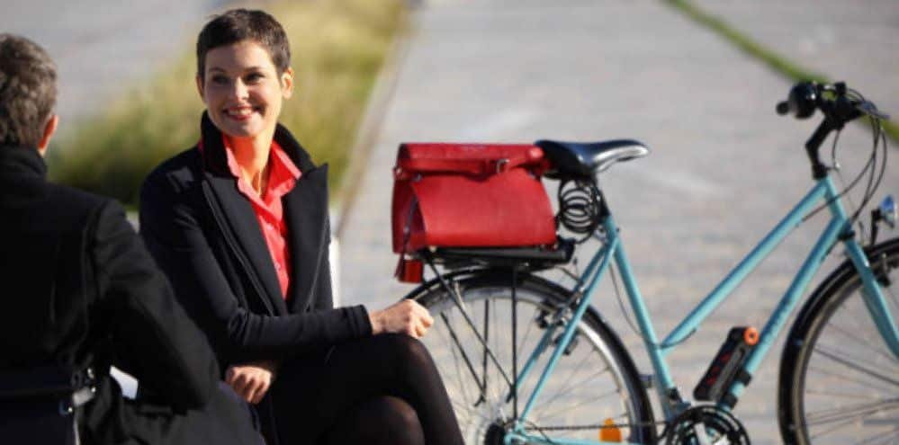 femme portant vêtements et sac vélo