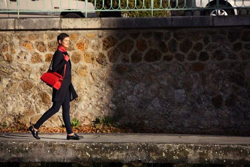 femme marchant tenue cyclamelle