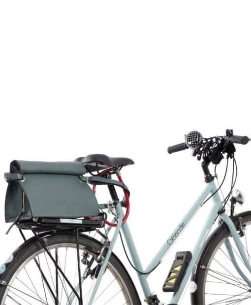 sac cuir arrimé au porte-bagages du vélo