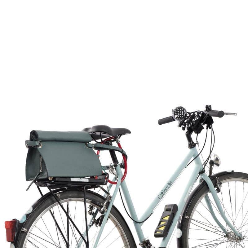 sac cuir arrimé au porte-bagages du vélo