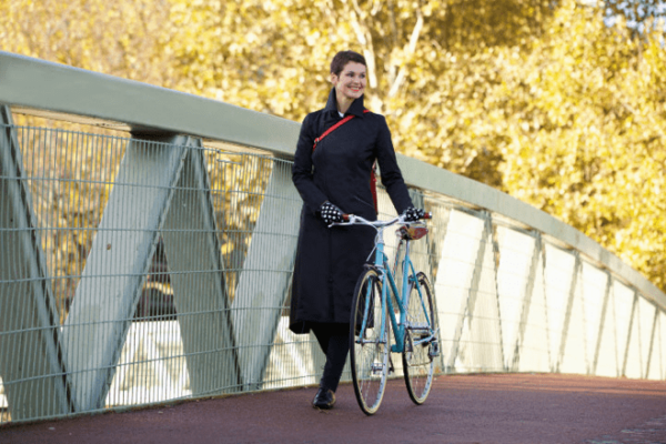 tenue élégante de cycliste citadine