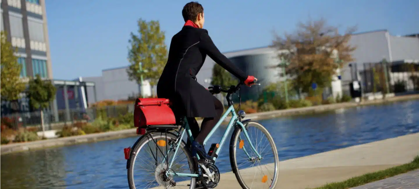 vêtement et accessoires de la cycliste élégante