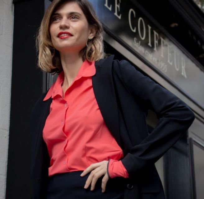 vêtements femme vélo : chemisier tissu technique respirant et tailleur jupe conçus pour la cycliste élégante