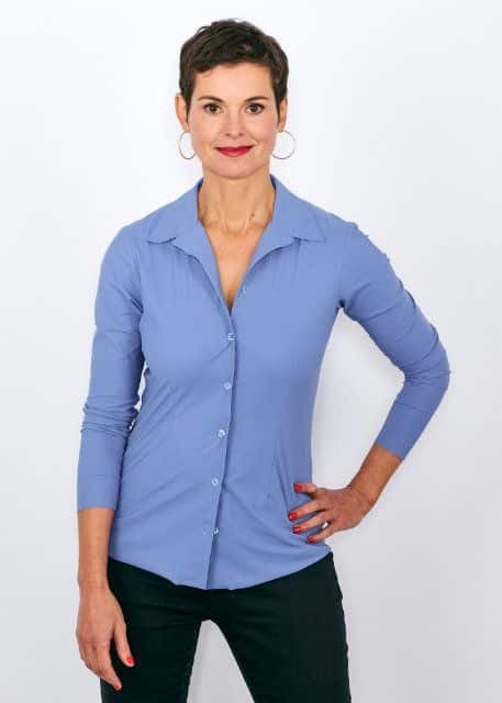 chemise bleu lavande femme manches longues remontées portées 3/4