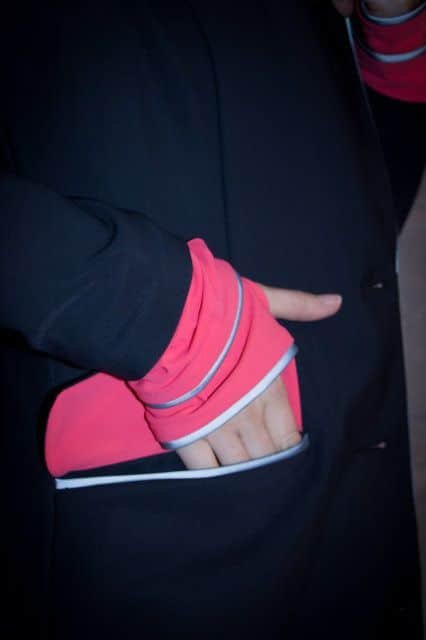 la veste et le manteau superposent leurs manchons