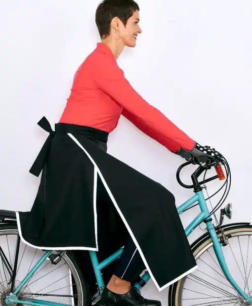 noir asphalte, entourées de bandes réfléchissantes silver pour la visibilité, jupe longue à l'avant pour protéger les jambes de la cycliste à vélo, jupe courte à l'arrière