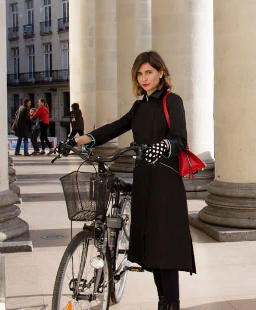 le trench de la cycliste élégante