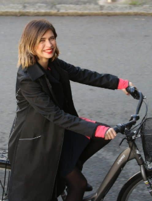le trench chic et visible de la cycliste élégante