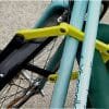 cadenas pliant fixant le cadre du vélo et la roue avant à un arceau à vélo